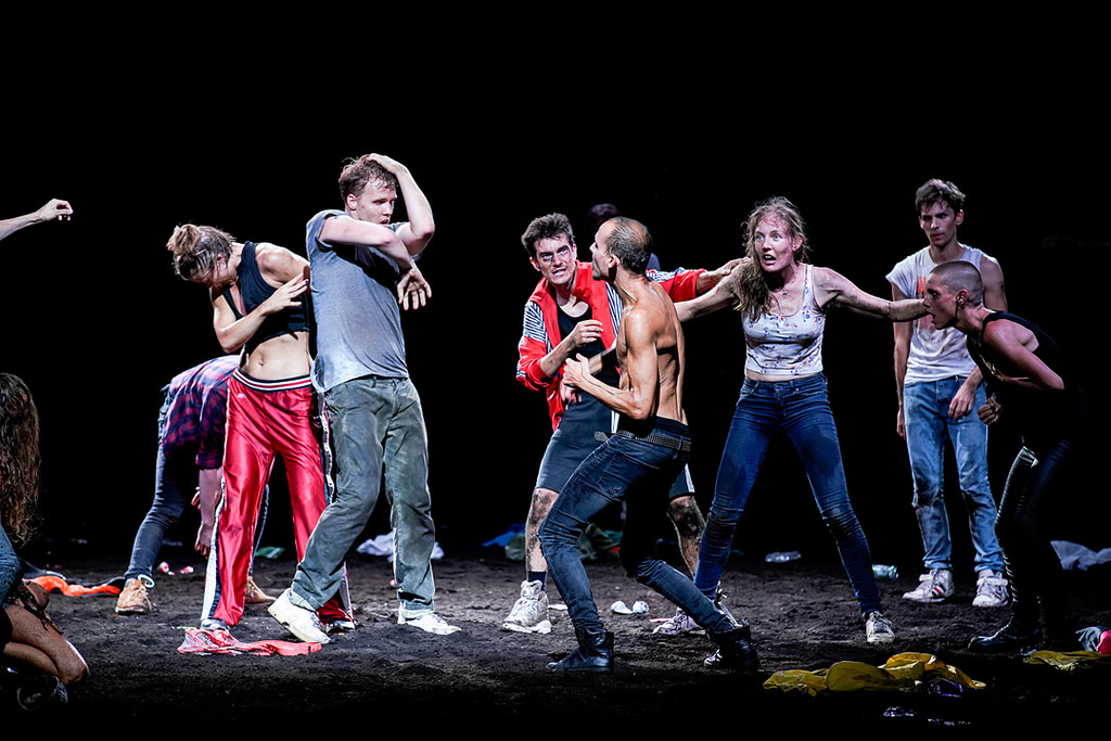 Des danseurs sur scène pour le spectacle CROWD