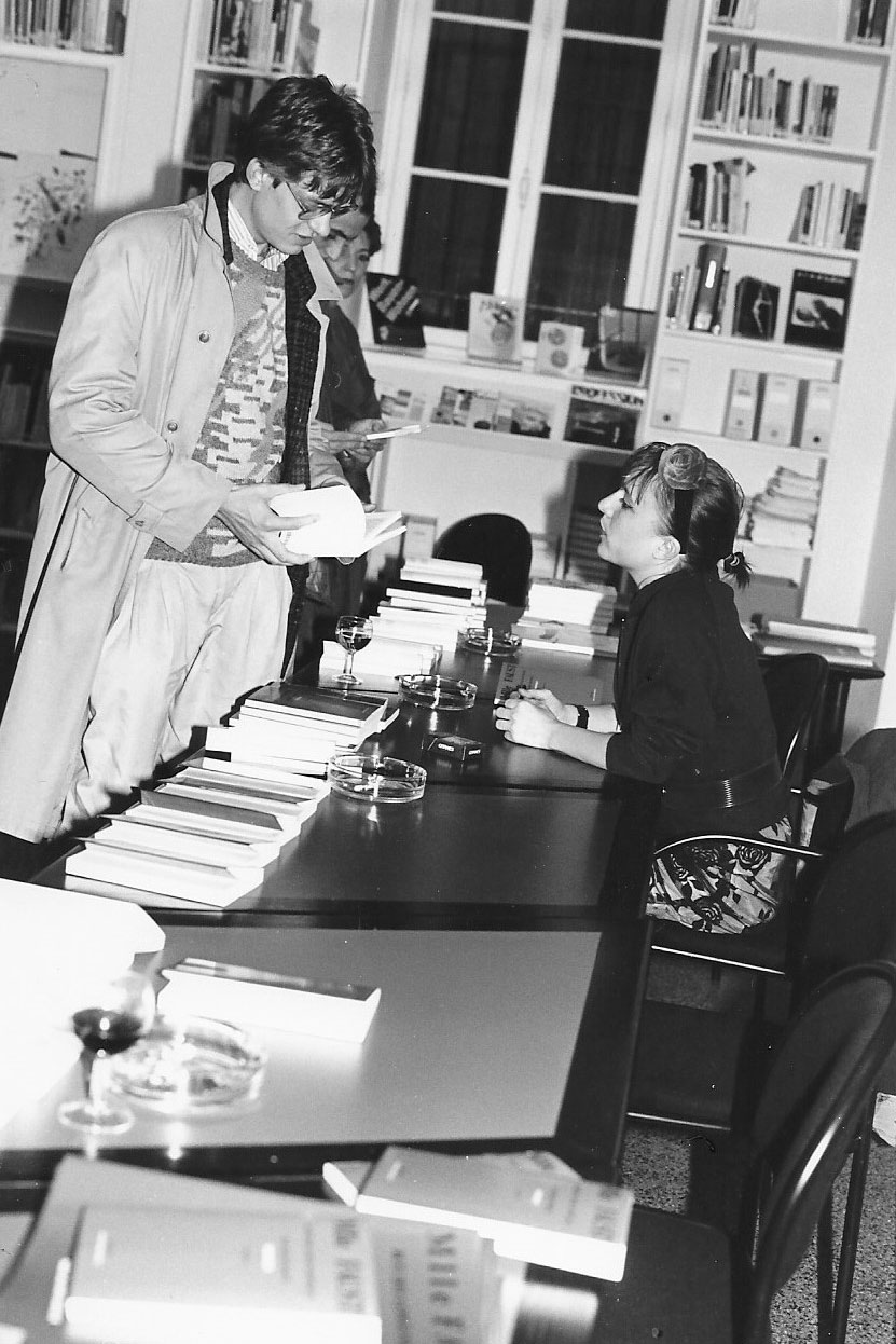 Photographie noir-blanc d'un homme et l'écrivaine à un vernissage