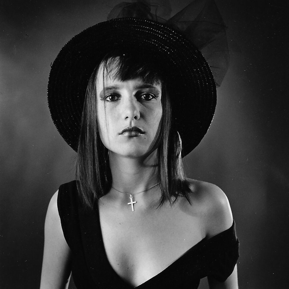 Portrait photographique noir blanc d'une jeune fille au chapeau par Christian Rossier"