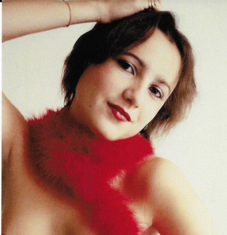 Jeune fille au boa rouge