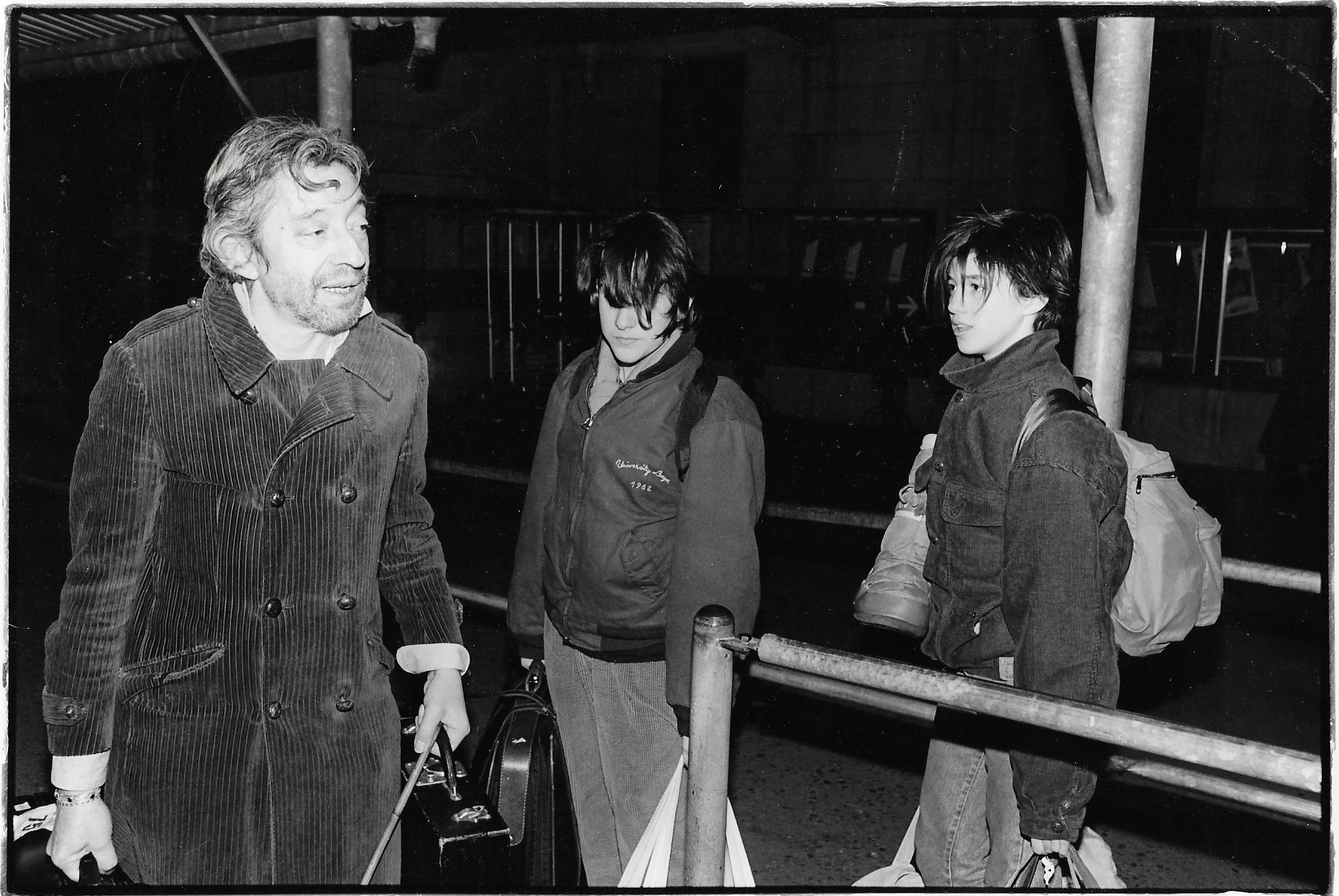 Serge Gainsbourg, Charlotte et une amie à la gare de Lausanne