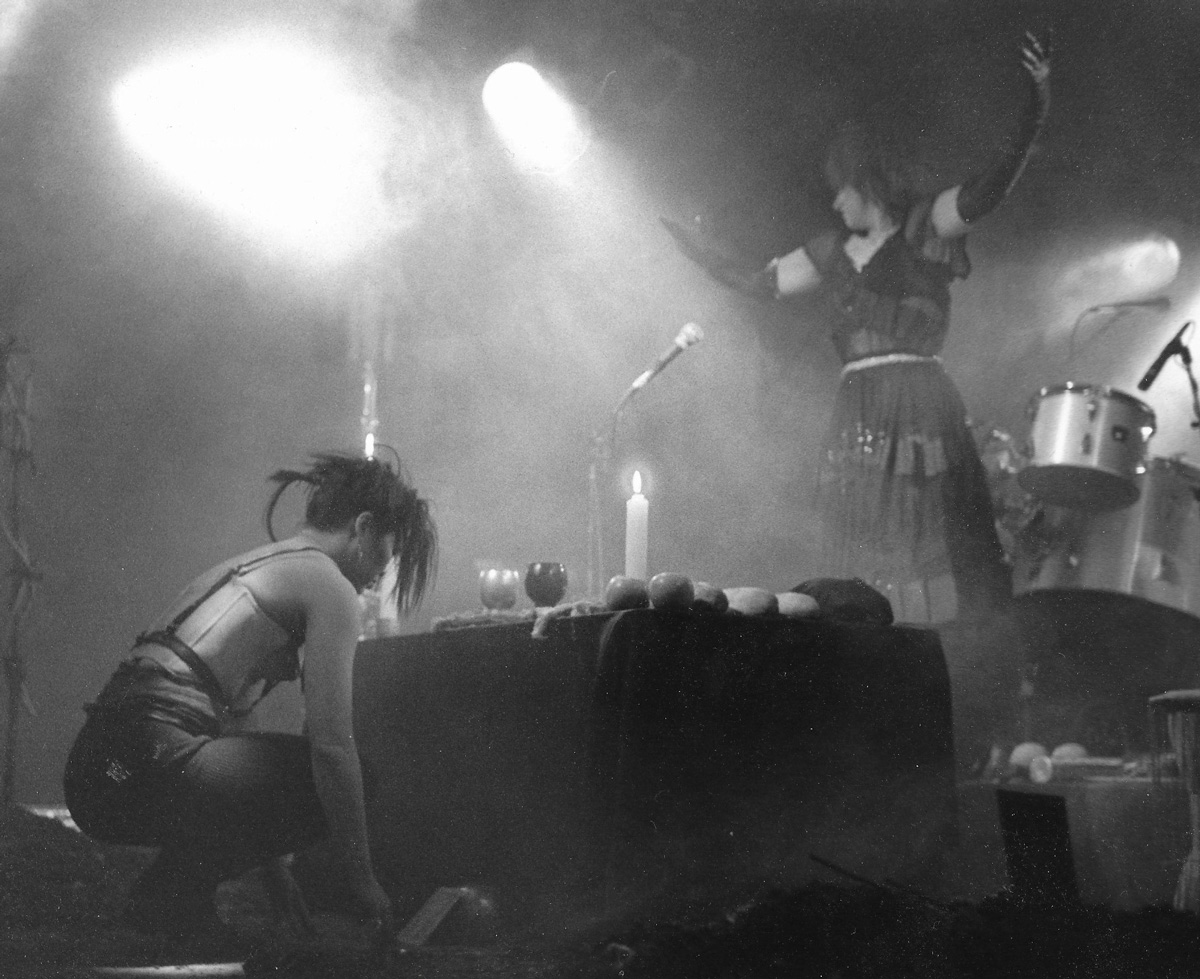 Photo noir-blanc d'un concert