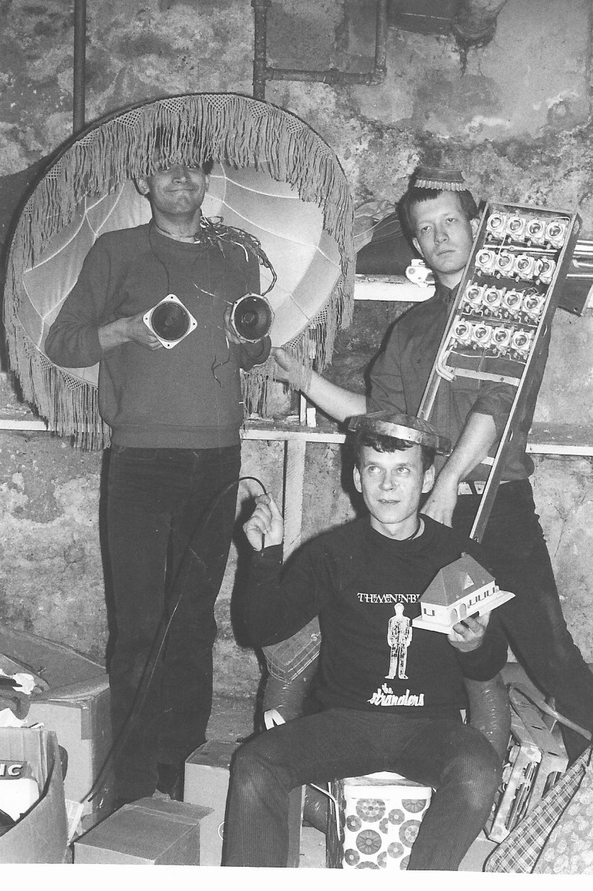 Photographie noir-blanc de trois jeunes