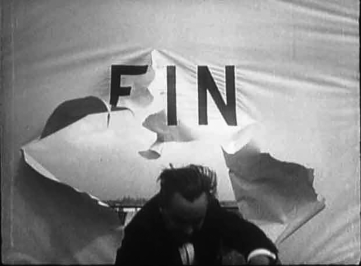 Un homme traverse l'écran et le mot fin