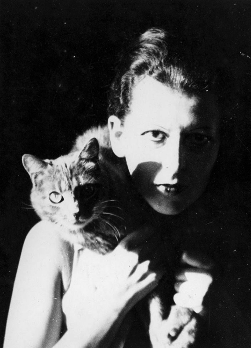 Portrait photographique de Claude Cahun et son chat