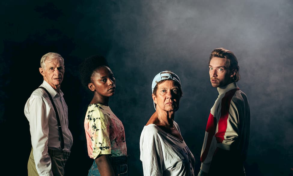 Les actrices et acteurs de la pièce de théâtre Grief and Beauty de Milo Rau